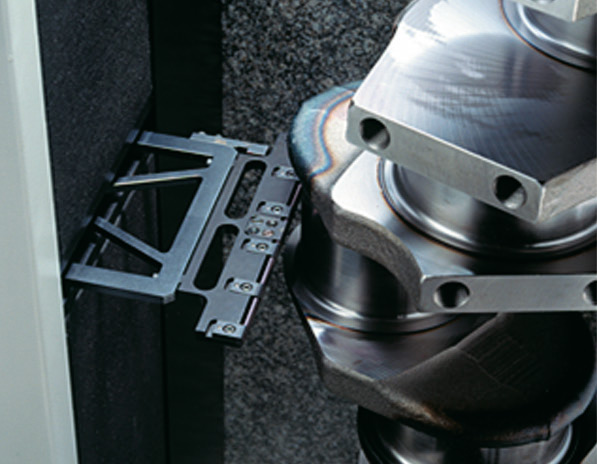 Detail měřícího dotyku v kontaktu s ložiskovým ojem